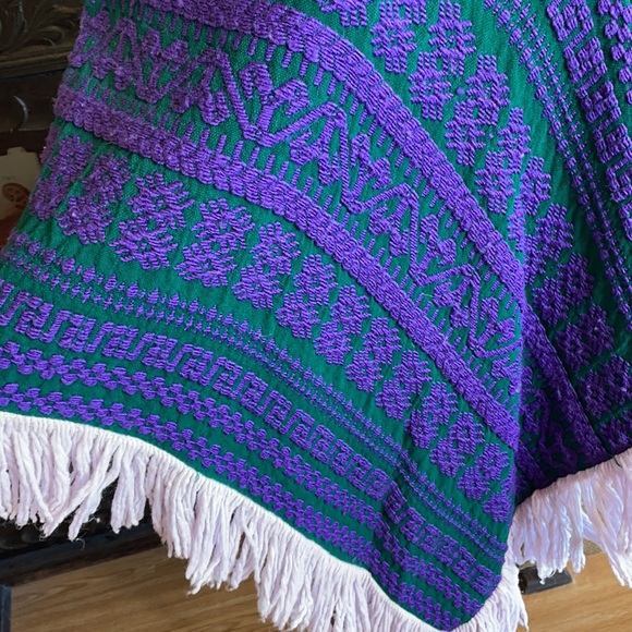 Beautiful vintage fringe poncho - Picture 2 of 3